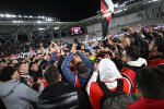 foto: DigiSport | Au sărbătorit ca pe un trofeu! Fanii lui Dinamo au invadat terenul și au declanșat fiesta (...)